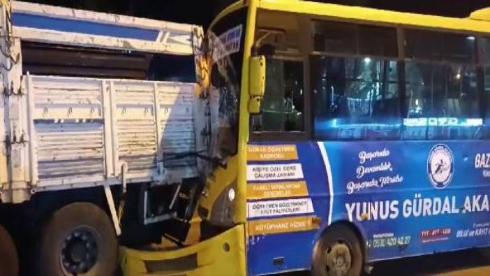 Gaziantep'te halk otobüsü, park halindeki kamyona çarptı. 3’ü ağır 5 yaralı