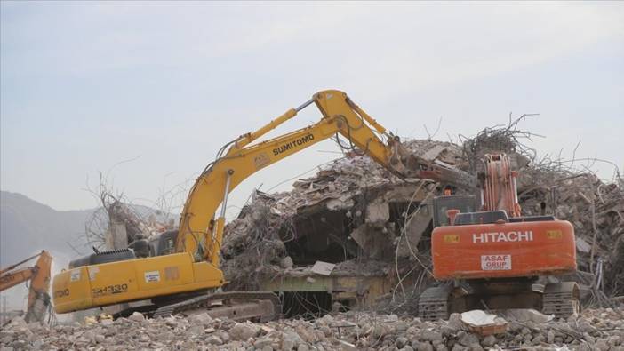 Hatay'da ağır hasar alan 3 bina kontrollü yıkıldı