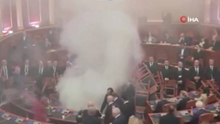 Muhalefet milletvekilleri meclisi birbirine kattı. Sandalyeleri fırlattılar, sis bombası attılar