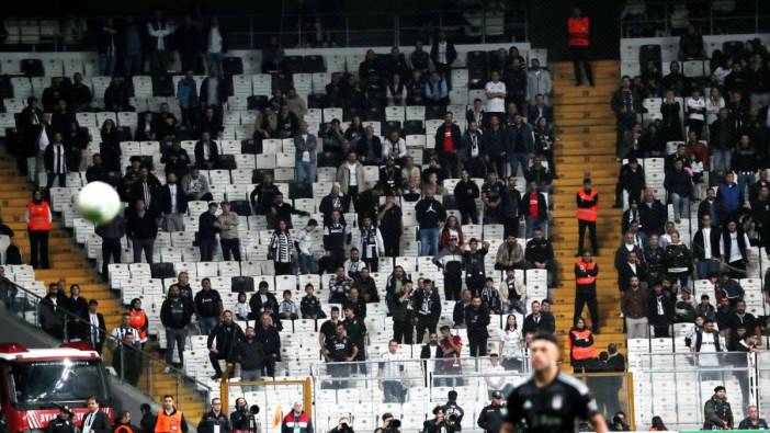 Dolmabahçe'de Beşiktaş taraftarından büyük protesto. Devre arası takım ıslıklandı