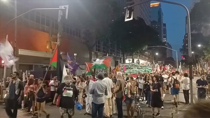 Yüzlerce kişi Filistin'e destek için ABD Konsolosluğuna yürüdü