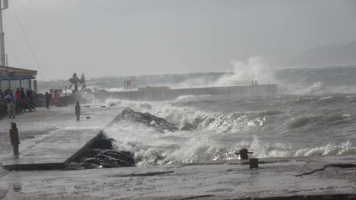 Çanakkale’de fırtına kordonda dev dalgalara sebep oldu
