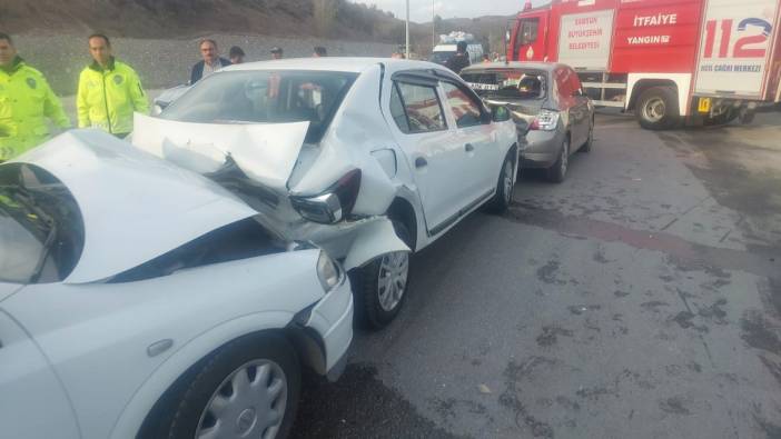 Amasya'da 5 aracın karıştığı zincirleme kazada 5 sürücü yaralandı
