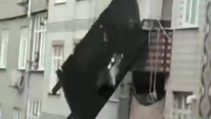 Sultangazi'de çatıdan kopan parça balkondaki çamaşır ipine asılı kaldı
