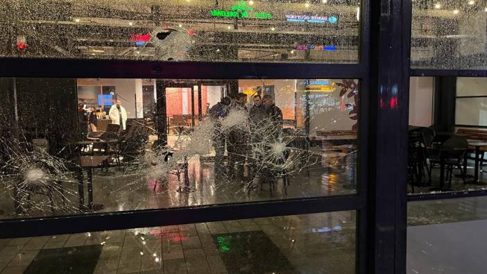 Protesto için kahve dükkanının camlarını kırdılar