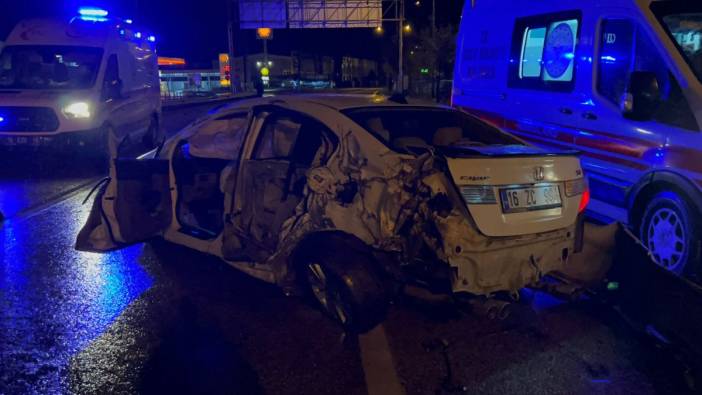 Bursa'da otomobil bariyerlere çarptı, 5 yaralı