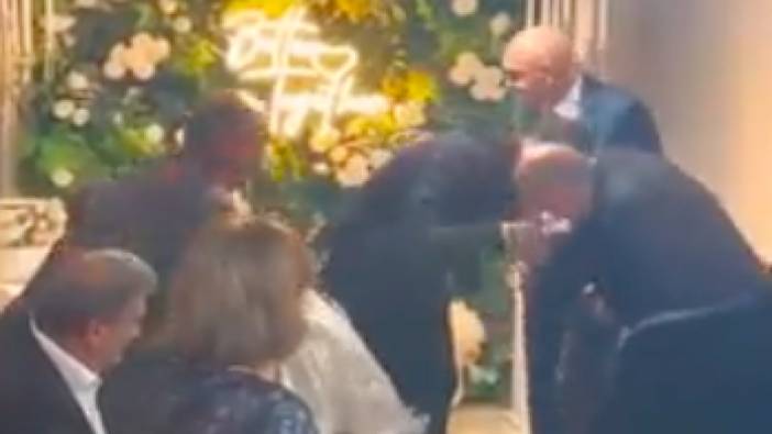 Kızının nişan töreninde gelinin babası heyecandan damadın elini öptü