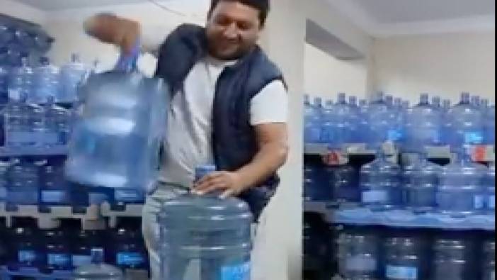 Bir vatandaş 19 litrelik içi su dolu damacanayı küçük pet şişe gibi üç parmağıyla kaldırdı