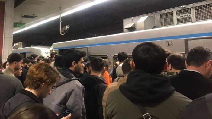 İstanbul'da metro arızalandı! Mahsur kalan yolcular isyan etti…