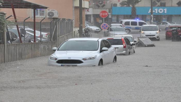 Mersin’de yağış yolları göle çevirdi! Araçlar suya gömüldü