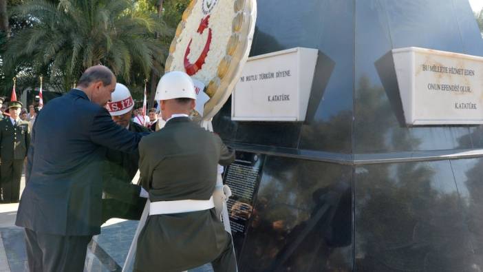 KKTC Cumhurbaşkanı Tatar Lefkoşa Atatürk Anıtı’na çelenk bıraktı