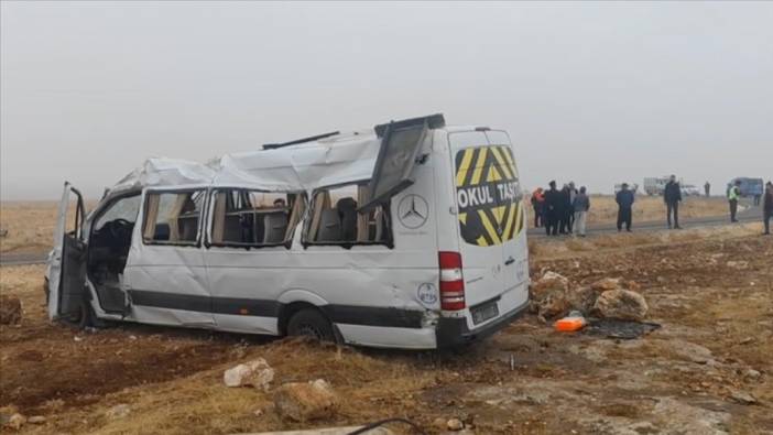 Cenazeye gidenleri taşıyan minibüs devrildi: 2'si ağır 18 yaralı