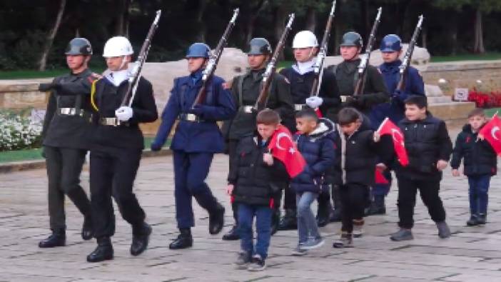 Tahta tüfekle Anıtkabir'in Saygı Nöbetçileri'ni canlandıran küçük çocuklar bu sefer Anıtkabir'de