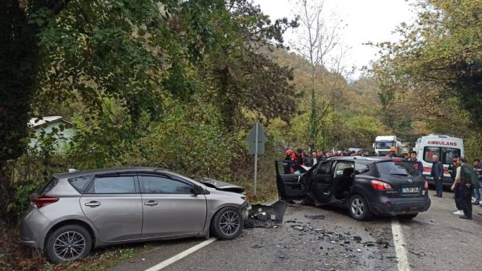 Bartın'da iki otomobil kafa kafaya çarpıştı: 1 ölü, 5 yaralı