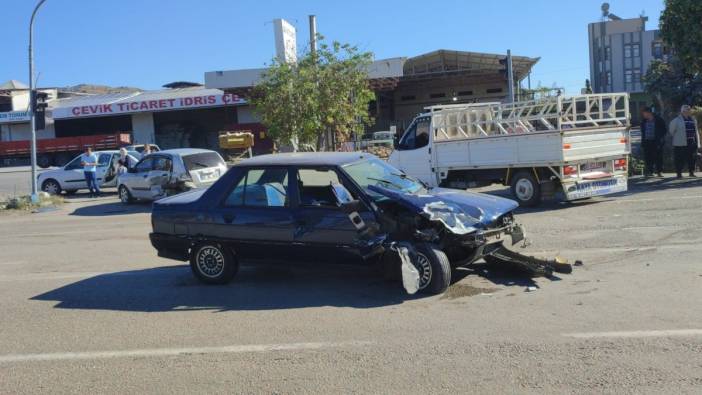 İki otomobilin çarpıştığı kaza, araç kamerasında: 2 yaralı