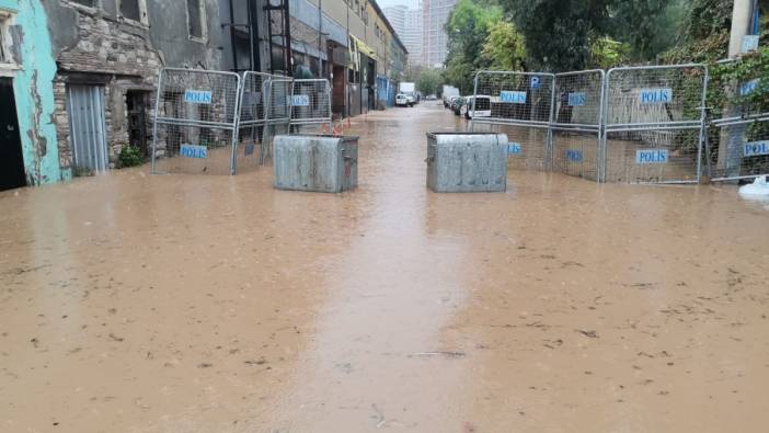 İzmir'de sağanak yağış hayatı felç etti. Ev ve iş yerlerini su bastı