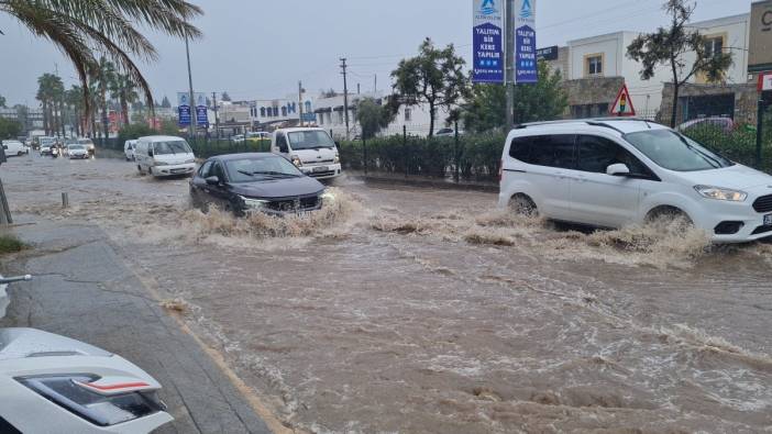 Bodrum’da yollar 10 dakikada dereye döndü