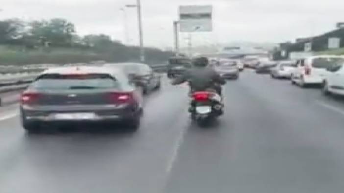Yine İstanbul yine ambulansa trafiği açmaya çalışan motosikletli...