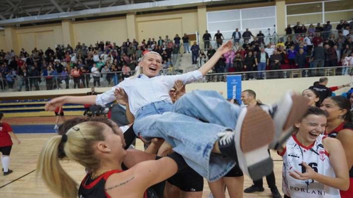 Derbiye Melek Subaşı sevgisi damga vurdu. Oyuncular galibiyeti belediye başkanını havaya atarak kutladı