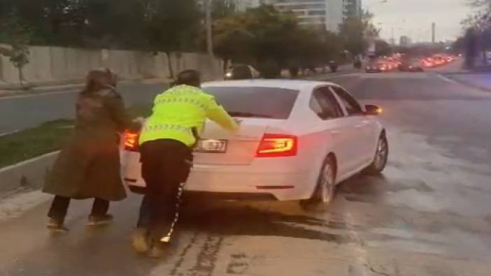 Yolda kalan kadın sürücünün yardımına polis ekipleri yetişti