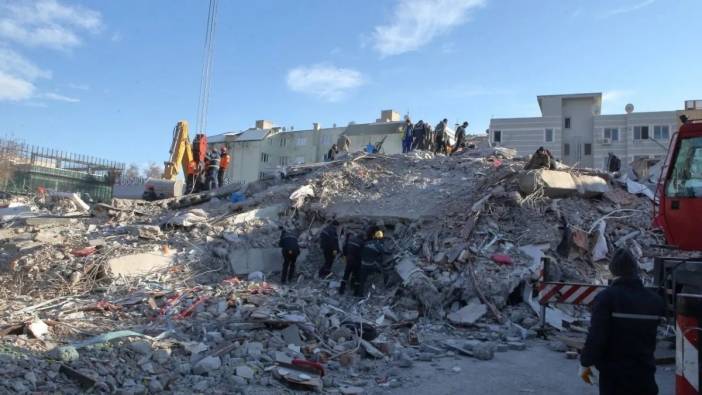 Depremde 72 kişinin öldüğü otele kaçak kat çıkılmış. Sanıklar hakkında 22 yıl hapis istenmişti