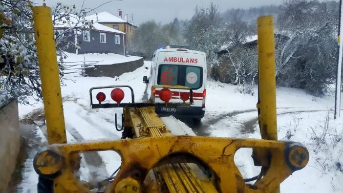 Karabük'te hasta almaya giden ambulans kapanan yolda mahsur kaldı