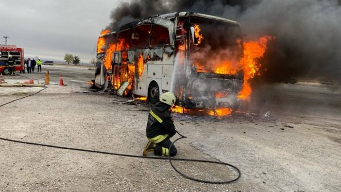 Seyir halindeki yolcu otobüsü alev alev yandı. 40 yolcu son anda kurtuldu