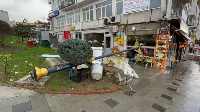 Sinop’u fırtına vurdu: Tabelalar ve ağaçlar devrildi
