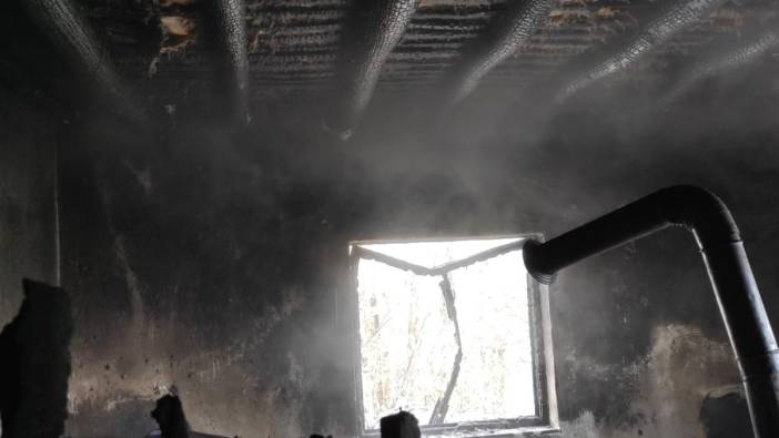 Hakkari'de köy evi yandı