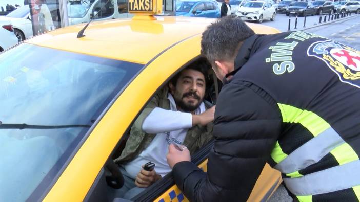 Emniyet kemeri takmayıp telefonla konuşurken polise yakalanan taksici: Şimdi müşteri aldım
