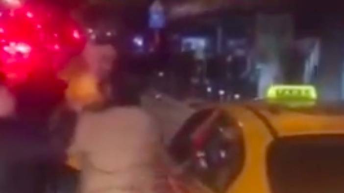 Fatih'te bir taksi şoförü ve arkadaşı İETT otobüsünün camını yumrukladı