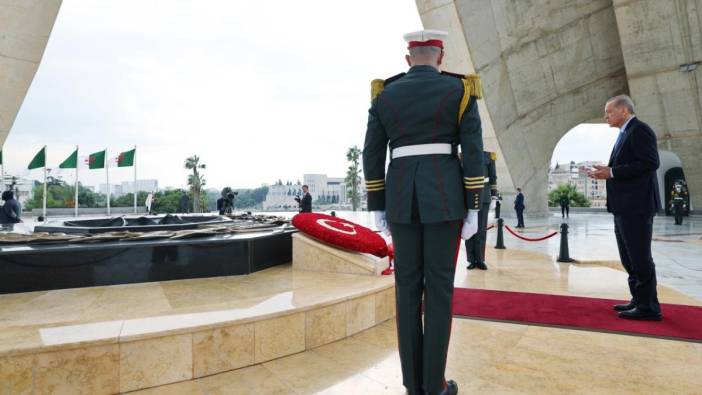 Erdoğan, Cezayir Şehitler Anıtı'na çelenk bıraktı