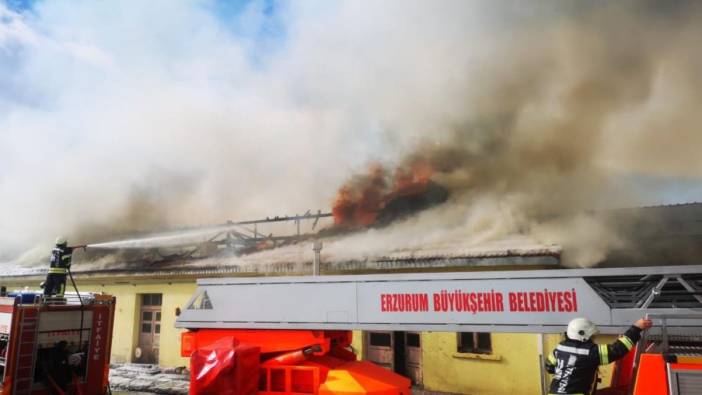 Erzurum’da TCDD çalışanlarının cağ kebabı keyfi faciayla bitti. Koca depo alev alev yandı