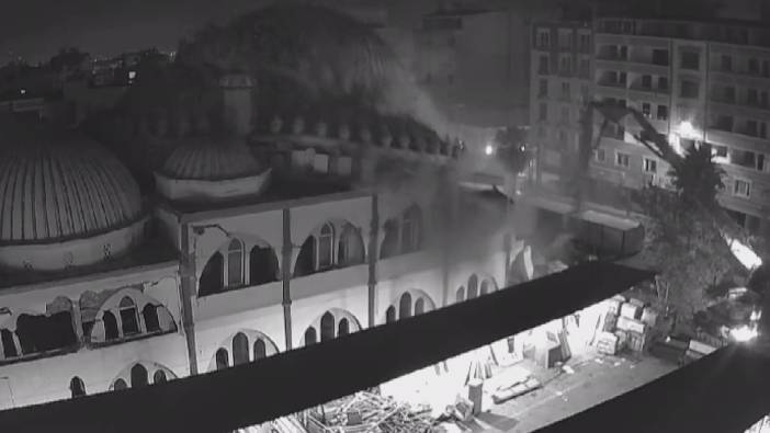 Ağır hasarlı caminin çökme anı kameraya yansıdı