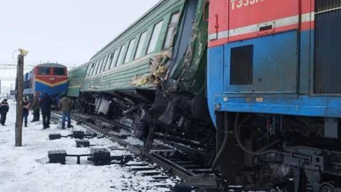 İki tren çarpıştı. 25 yaralı