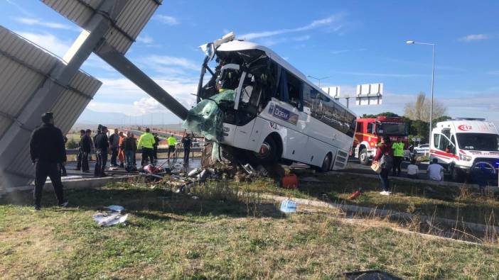 Taylandlı turistleri taşıyan otobüsle otomobil çarpıştı: 30 yaralı