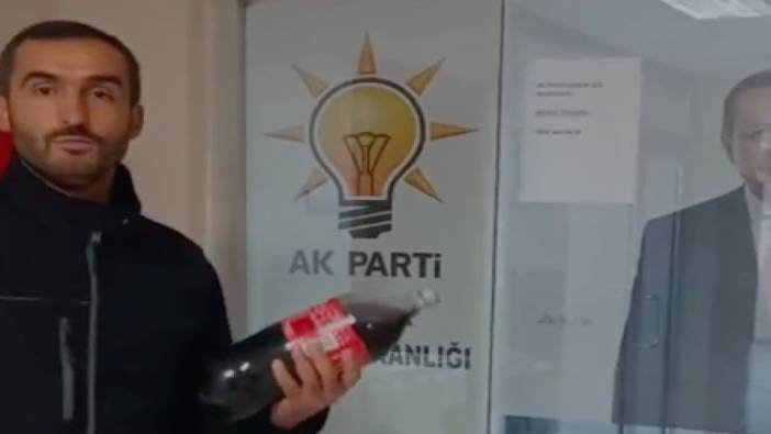 Bir vatandaş AK Parti İlçe Başkanlığı'na Coca Cola dökerek protesto etti