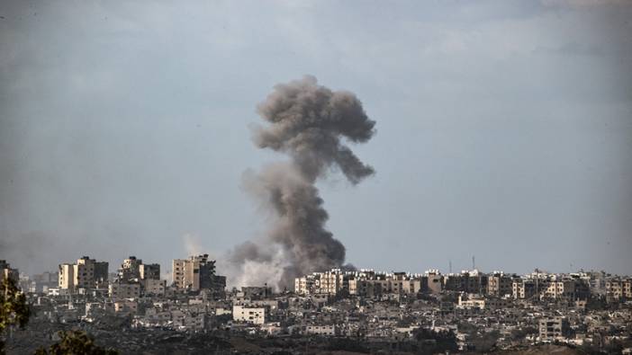İsrail geçici ateşkes öncesi Gazze’de bir okulu vurdu. Çok sayıda ölü var
