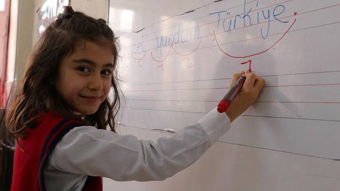 'Türkiye’ kelimesini hecelerine ayırmayan öğrenci bakın bunu neden yapmış. Çünkü 'Türkiye’ bölünmez
