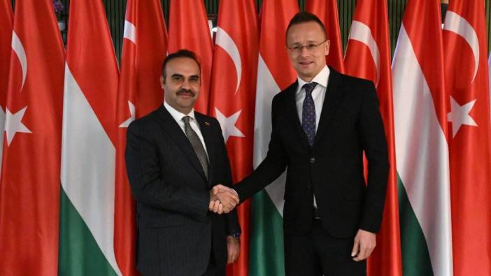 Bakan Kacır Macaristan Dışişleri ve Ticaret Bakanı Szijjarto ile görüştü