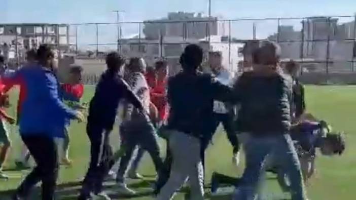 Futbol turnuvasında tekme ve yumruklar havada uçuştu. Liseliler birbirine girdi