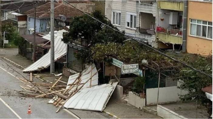 Şiddetli fırtına çatıyı yola savurdu. 2 kişi yaralandı