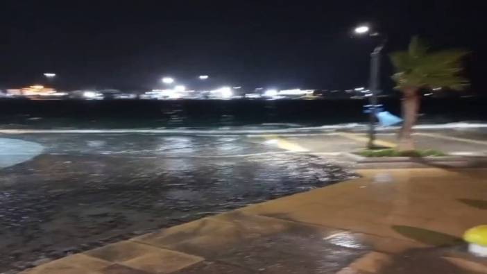 İzmir'de fırtına etkili oldu: Deniz taştı, sirenler çaldı