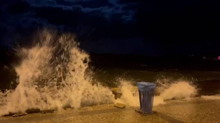 Foça'da fırtına iskeleyi yıktı