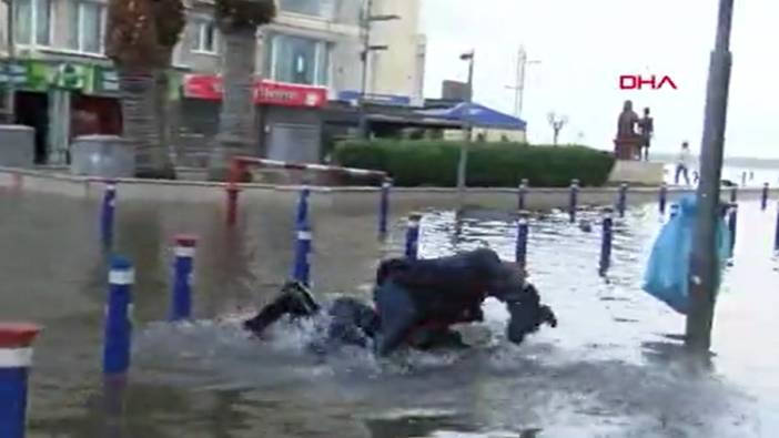 Göle dönen sokakta vatandaşlar düşe kalka yürüdü. İzmir’deki selin boyutu gündüz ortaya çıktı