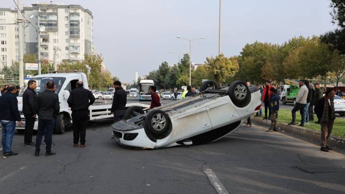 Seyir halindeki otomobilin tekerine çarpan araba takla attı