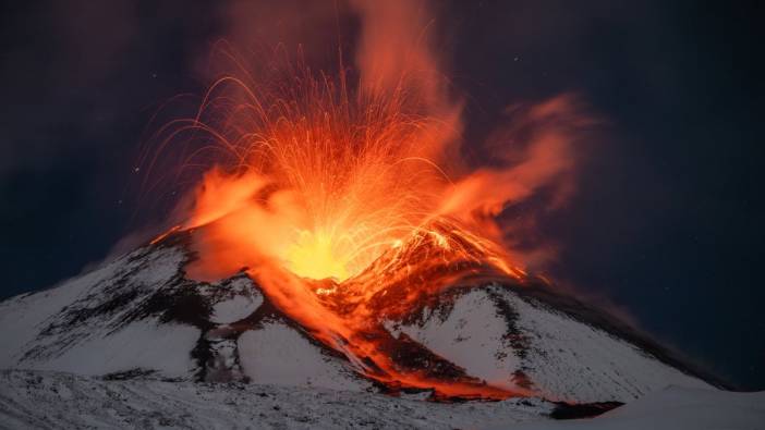 İtalya'da Etna Yanardağı yeniden lav püskürttü