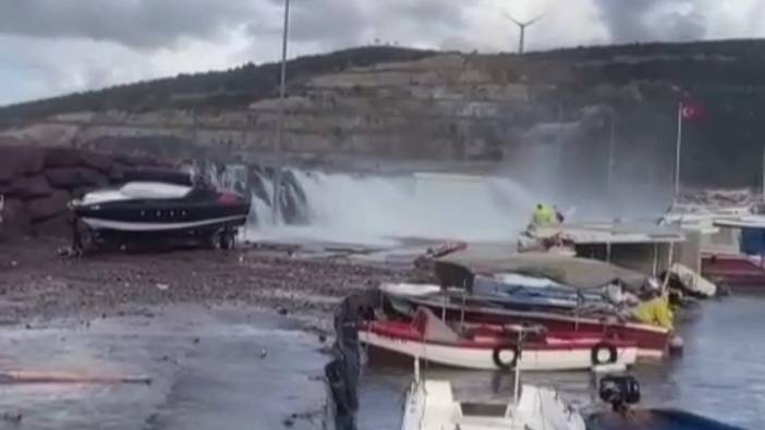 İzmir’de dalgalar yükselince 4 kişi denize düştü