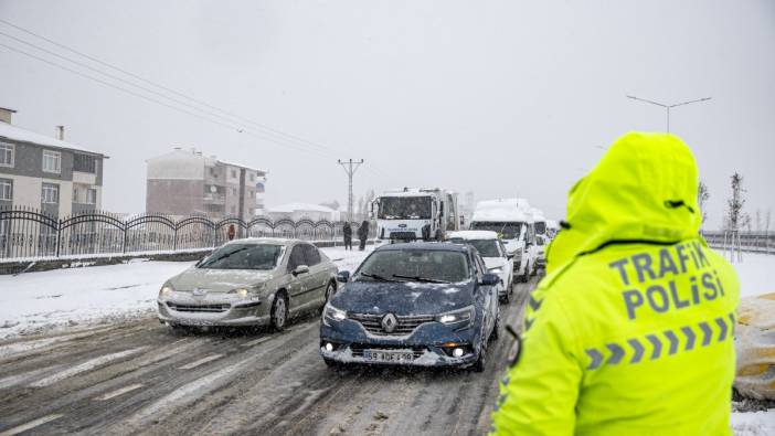 Sürücüler dikkat! 2 ili bağlayan kara yolu ağır tonajlı araçların geçişine kapatıldı