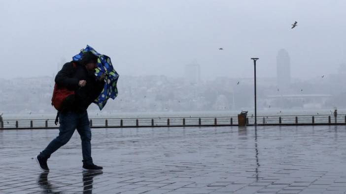 Valilik İstanbul'u vuracak fırtınanın saatini açıkladı. Sokağa çıkarken bir kez daha düşünün
